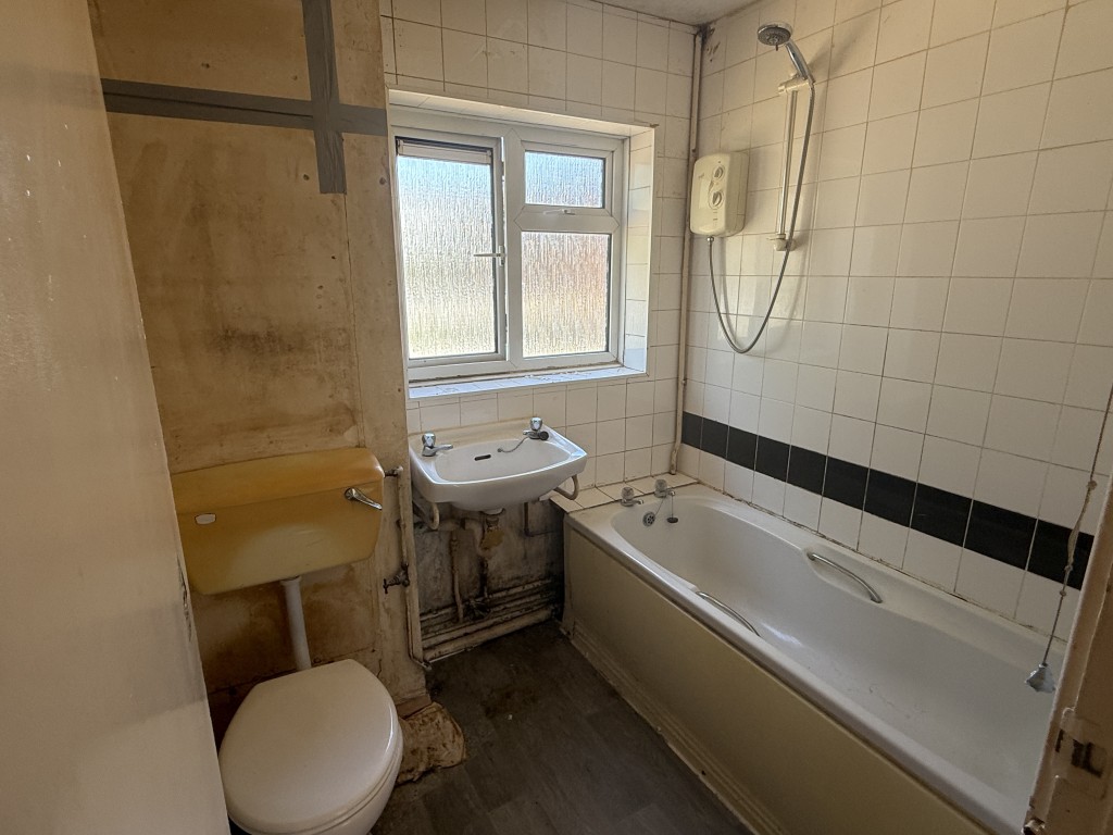 Lot: 135 - FLAT IN NEED OF IMPROVEMENT - Bathroom in Flat in Need of Refurbishment
